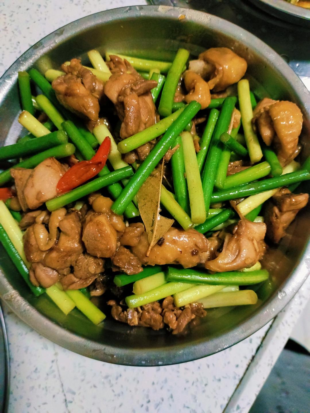 不爱吃鸡肉也会喜欢的：蒜薹炒鸡胸肉