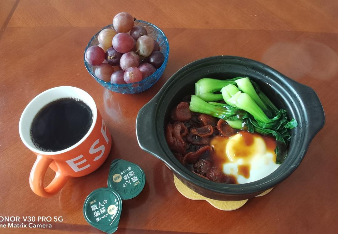 广式腊味煲仔饭