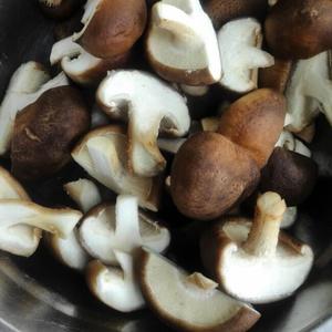 香菇玉米排骨汤的做法 步骤2