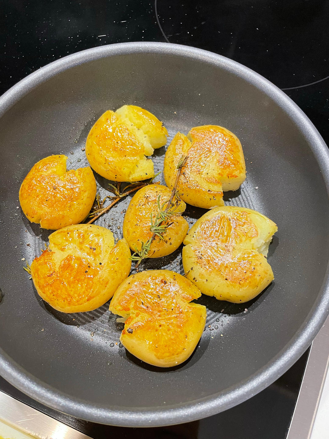 不用烤箱！吃完还想舔盘的脆皮小土豆！～