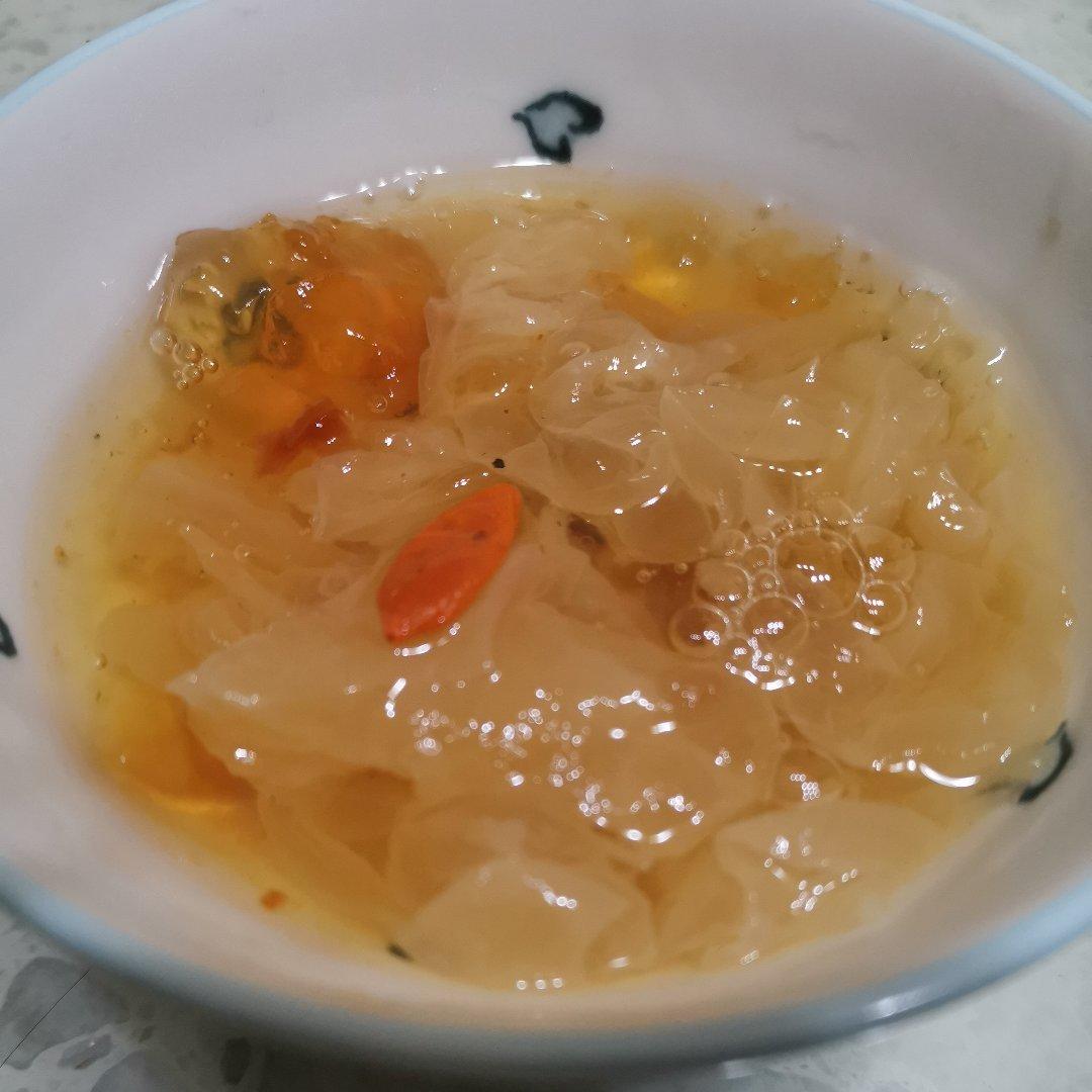 桃胶银耳红枣羹