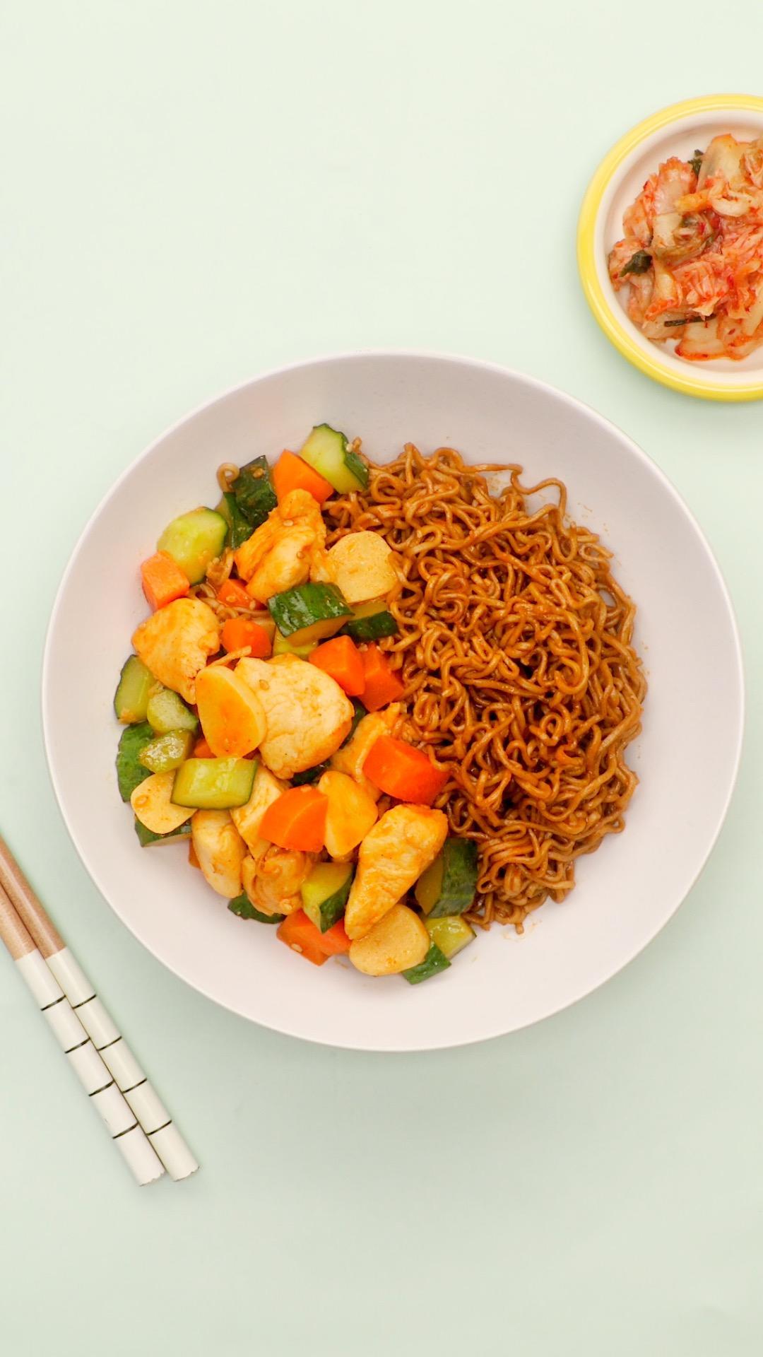 鸡肉焖荞麦方便面的做法