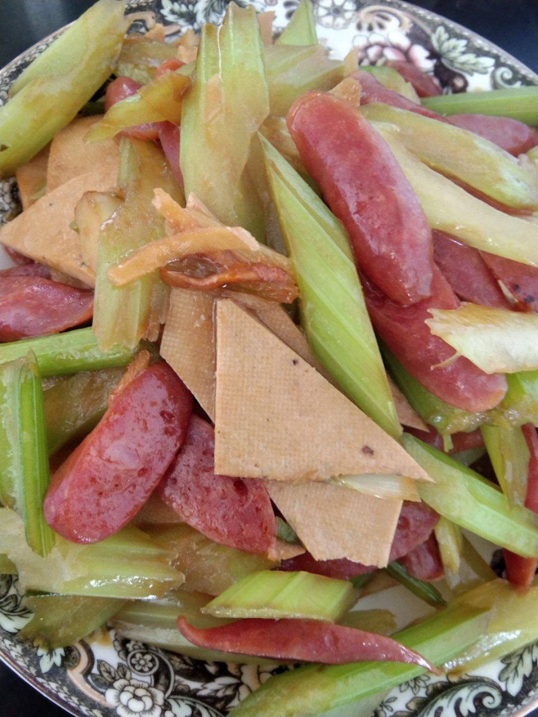 西芹炒腊肠（热菜）