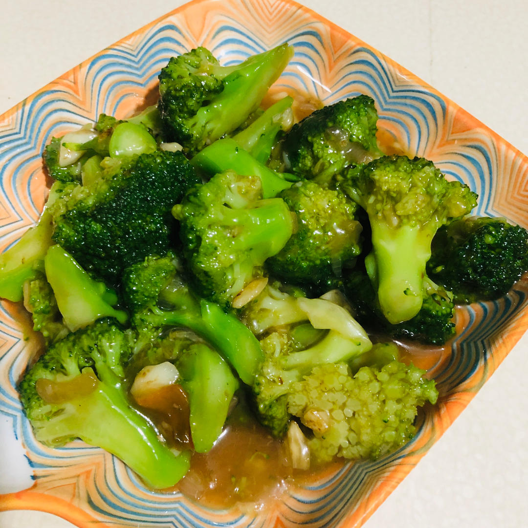 好吃到爆的耗油蒜蓉西兰花(从不修图，喜欢请关注)