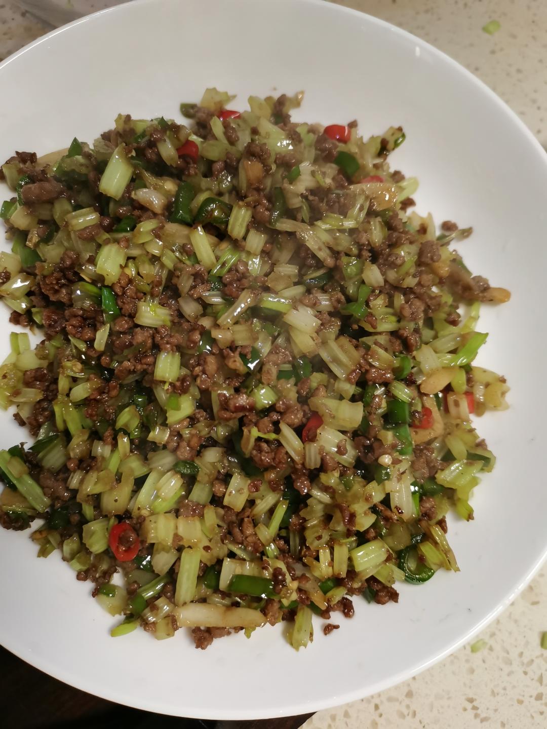米饭杀手｜芹菜粒炒牛肉末