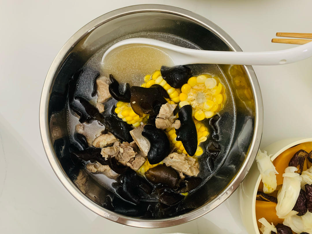 黑木耳玉米排骨汤