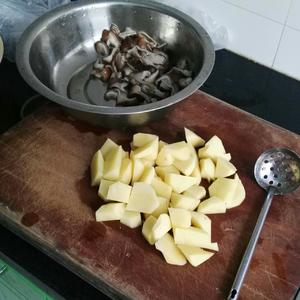 香菇土豆炖鸡的做法 步骤2
