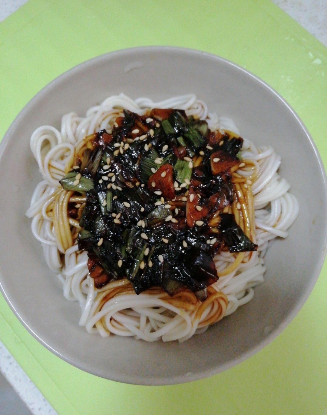 10分钟搞定的一碗葱油拌面