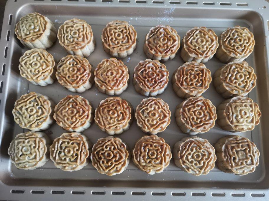 广式莲蓉蛋黄月饼的做法（最新的月饼馅包法详细步骤解析）