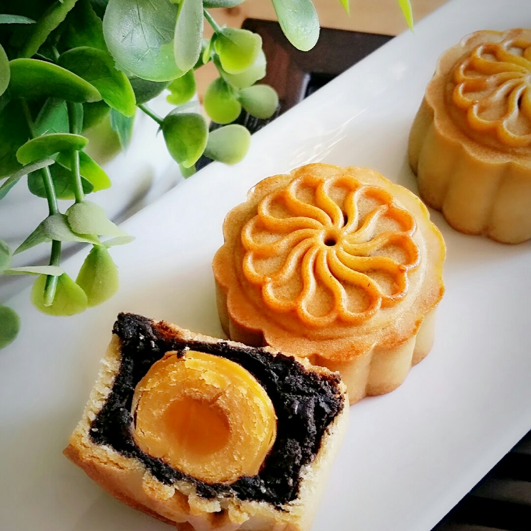 广式月饼—蛋黄莲蓉月饼