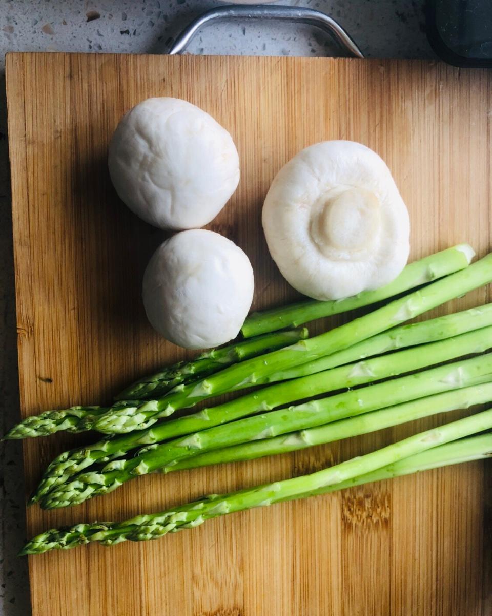 点击率超五十万的                    芦笋炒蘑菇