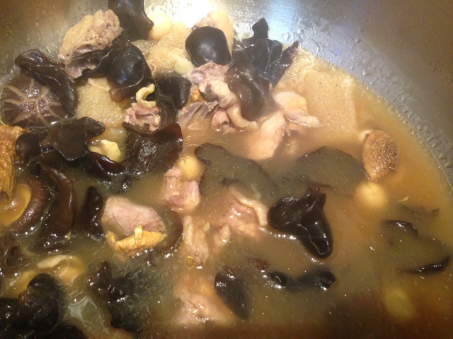姬松茸竹荪菌菇鸡汤