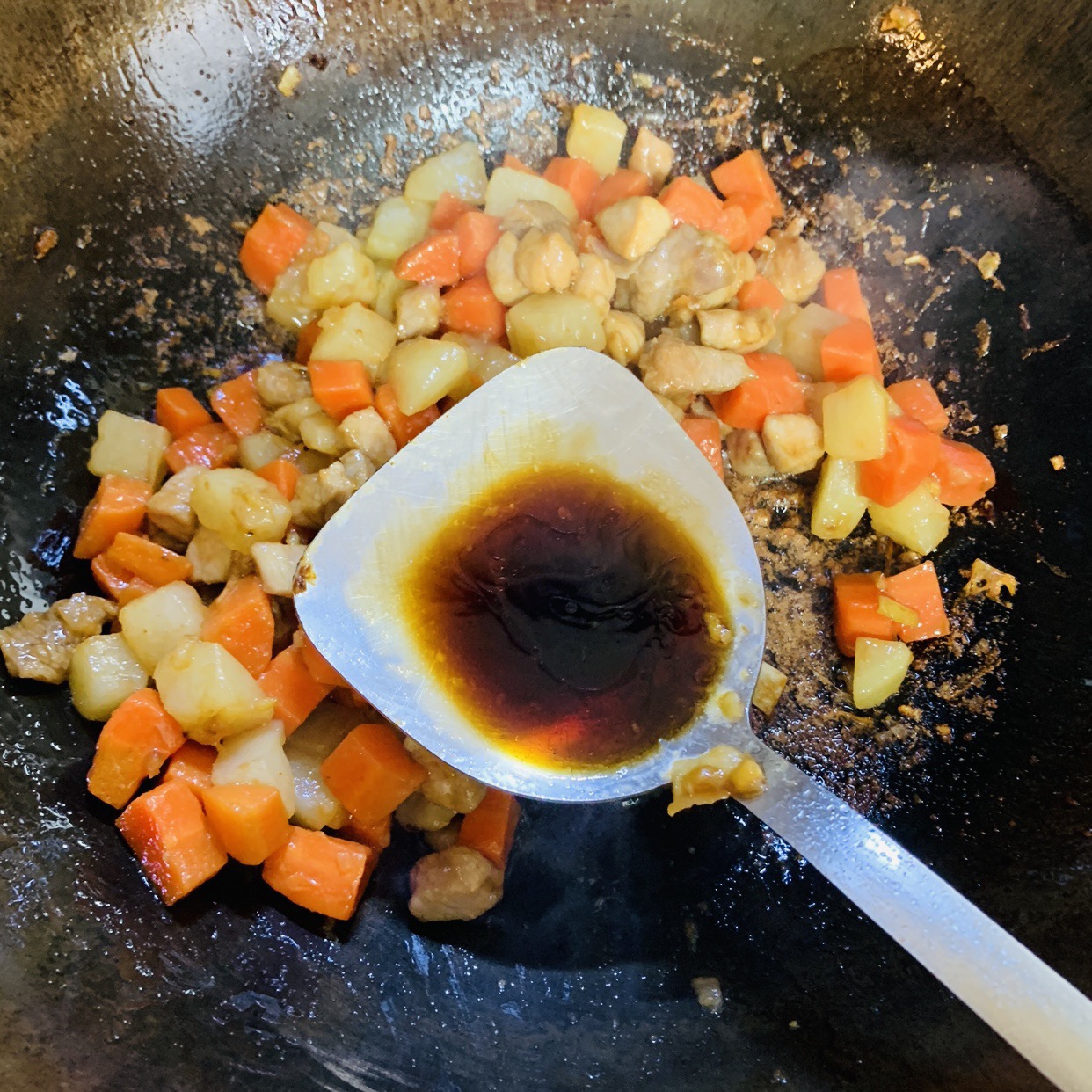 炒三丁（胡萝卜土豆炒肉丁）的做法 步骤9