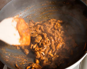 时蔬腐皮卷配菌菇辣牛肉的做法 步骤8
