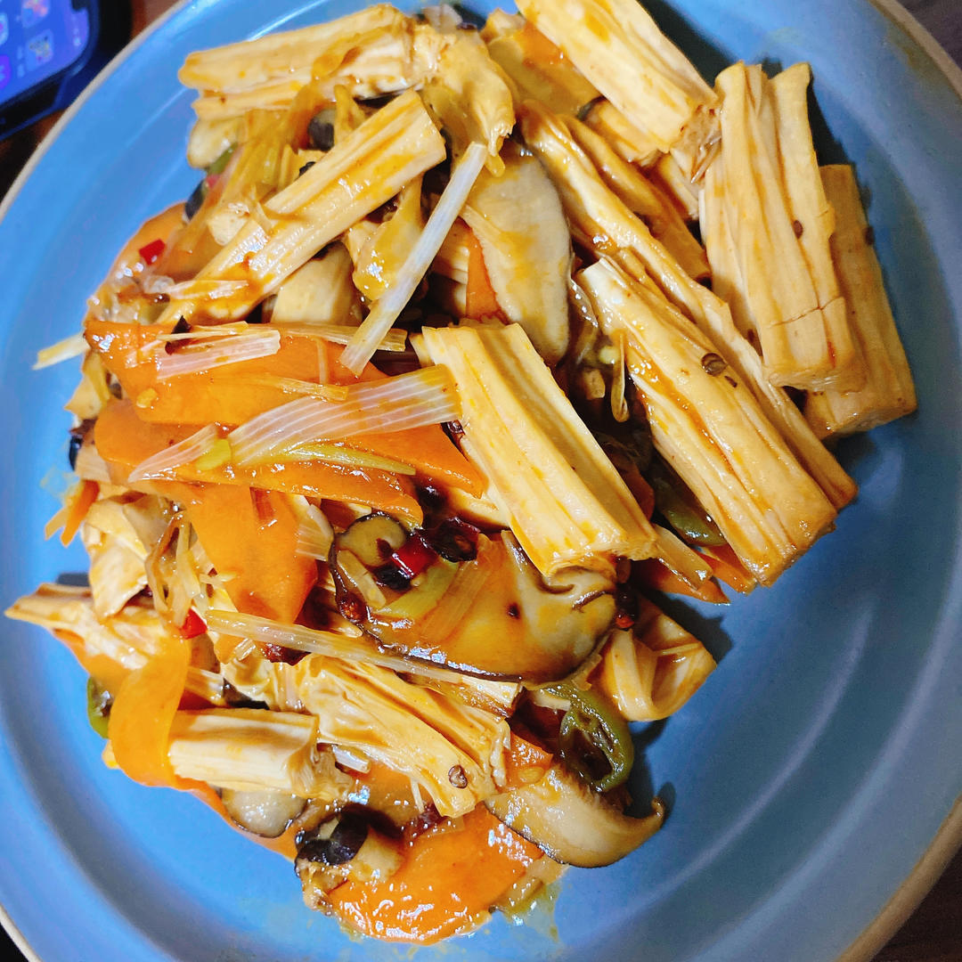 简单又好吃，米饭杀手！香菇胡萝卜炒腐竹