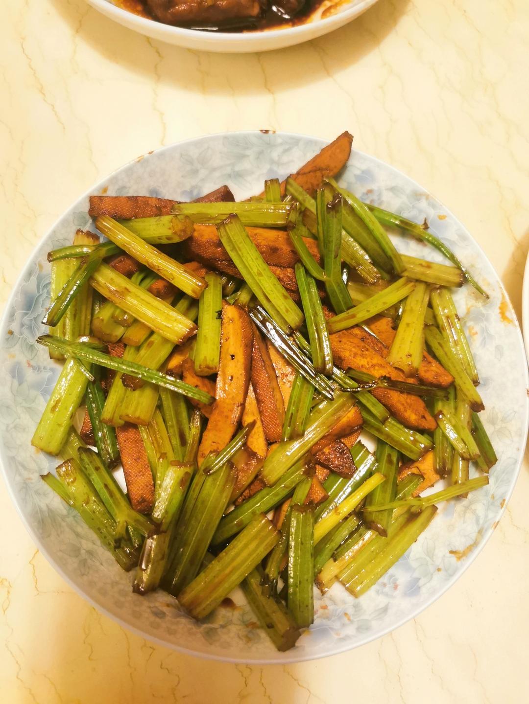 午餐晚餐简单快手下饭菜芹菜炒香干