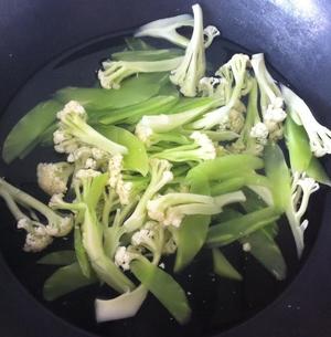 干锅蔬菜的做法 步骤2