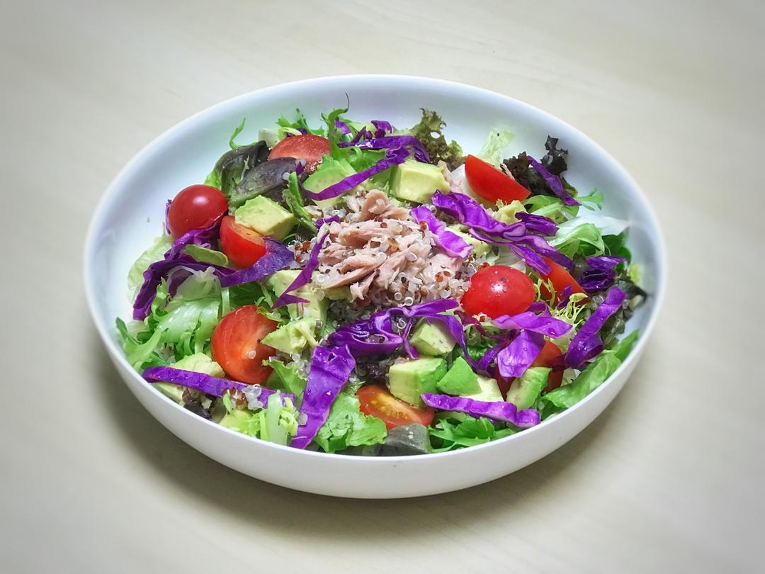 基础但靠谱的金枪鱼牛油果沙拉