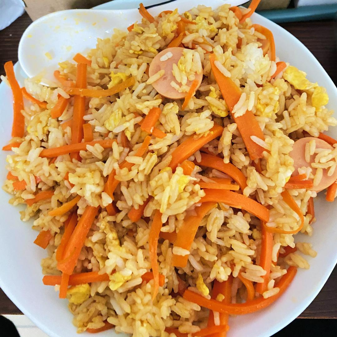 胡萝卜香肠蛋炒饭