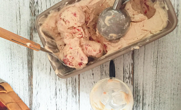 不需要冷冻搅拌的草莓冰淇淋的做法