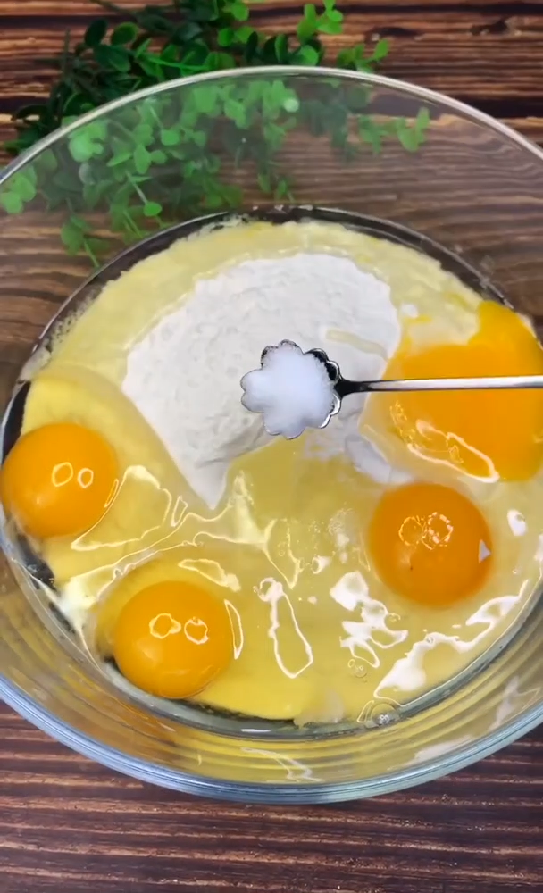 香浓牛奶鸡蛋饼的做法 步骤2