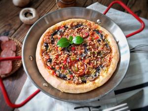 在家自己动手做出美味的红肠蘑菇披萨的做法 步骤15