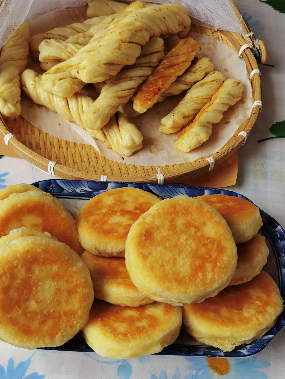 生煎葱油卷子（我觉的就是生煎包和葱油花卷的完美融合！）