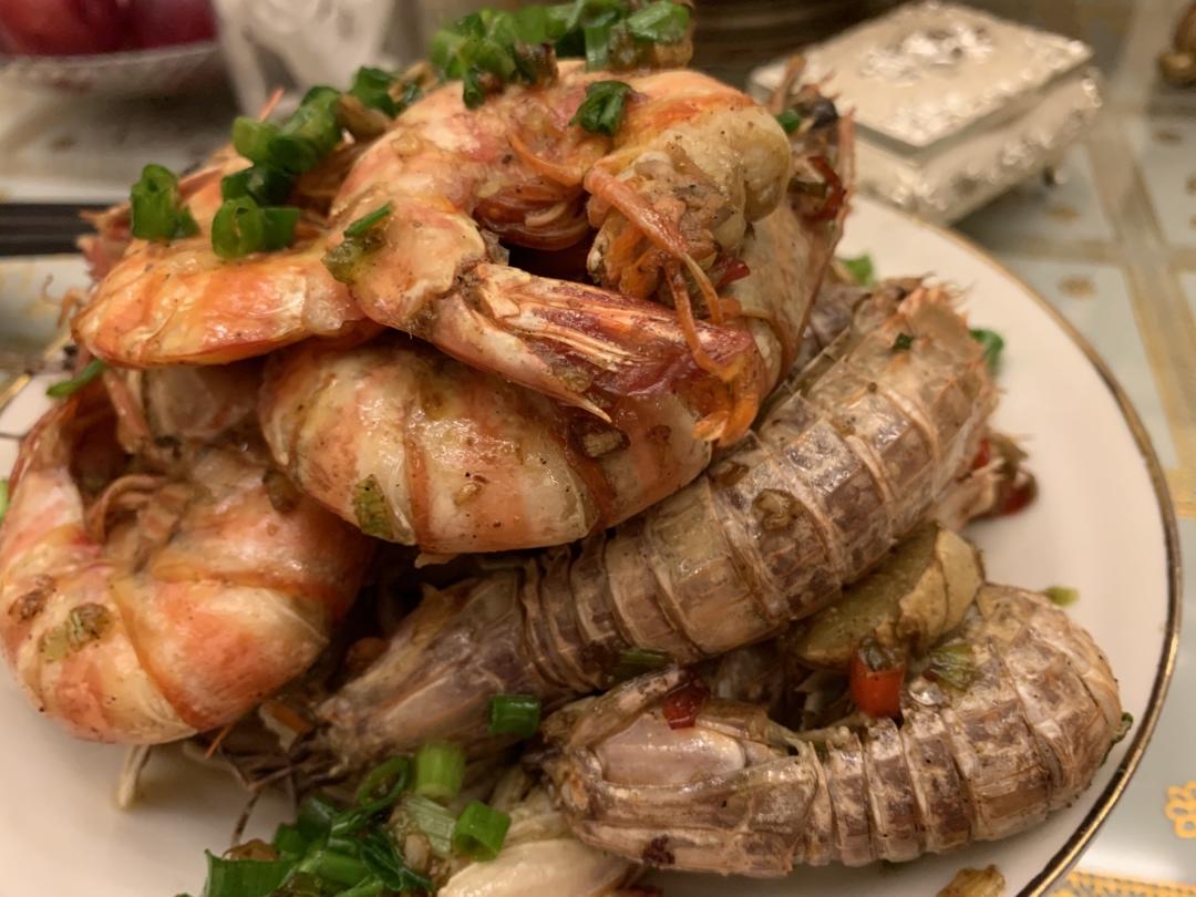 无油炸版的椒盐皮皮虾和巧拨虾壳的方法