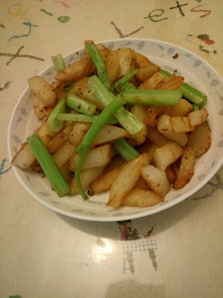土豆炒芹菜