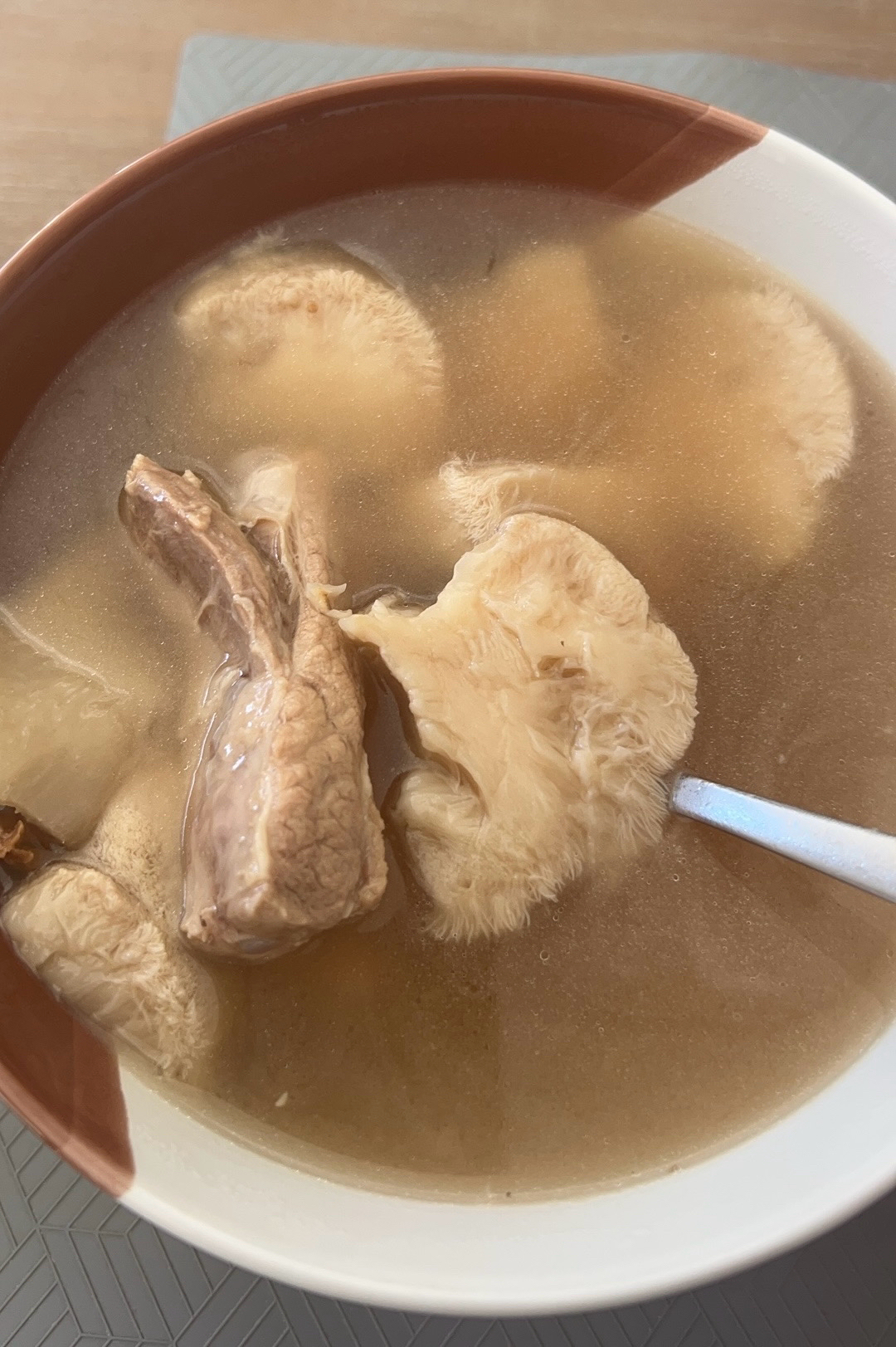 猴头菇排骨养胃汤（行气、暖胃）