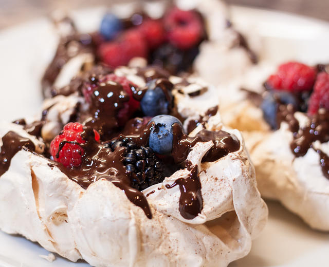 【曼步厨房】'莓'满蛋白酥 Mixed Berry Meringue的做法