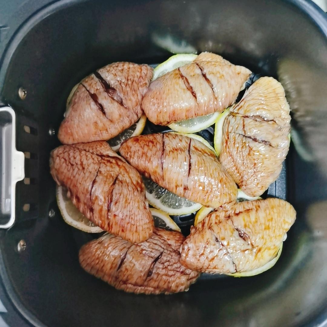 好吃到舔手指‼️空气炸锅版简单快手的柠檬烤鸡翅❗️的做法 步骤6