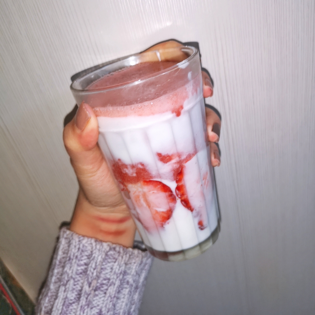草莓果昔—一粉粉的春天饮品（简单美味美丽）的做法 步骤9