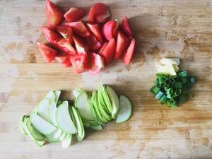 西红柿茭瓜牛肉汤的做法 步骤2