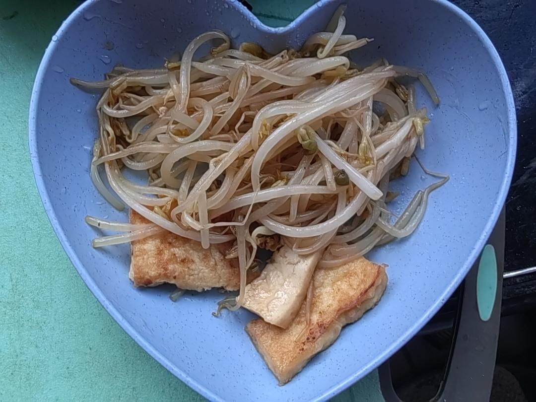 豆芽焖豆腐