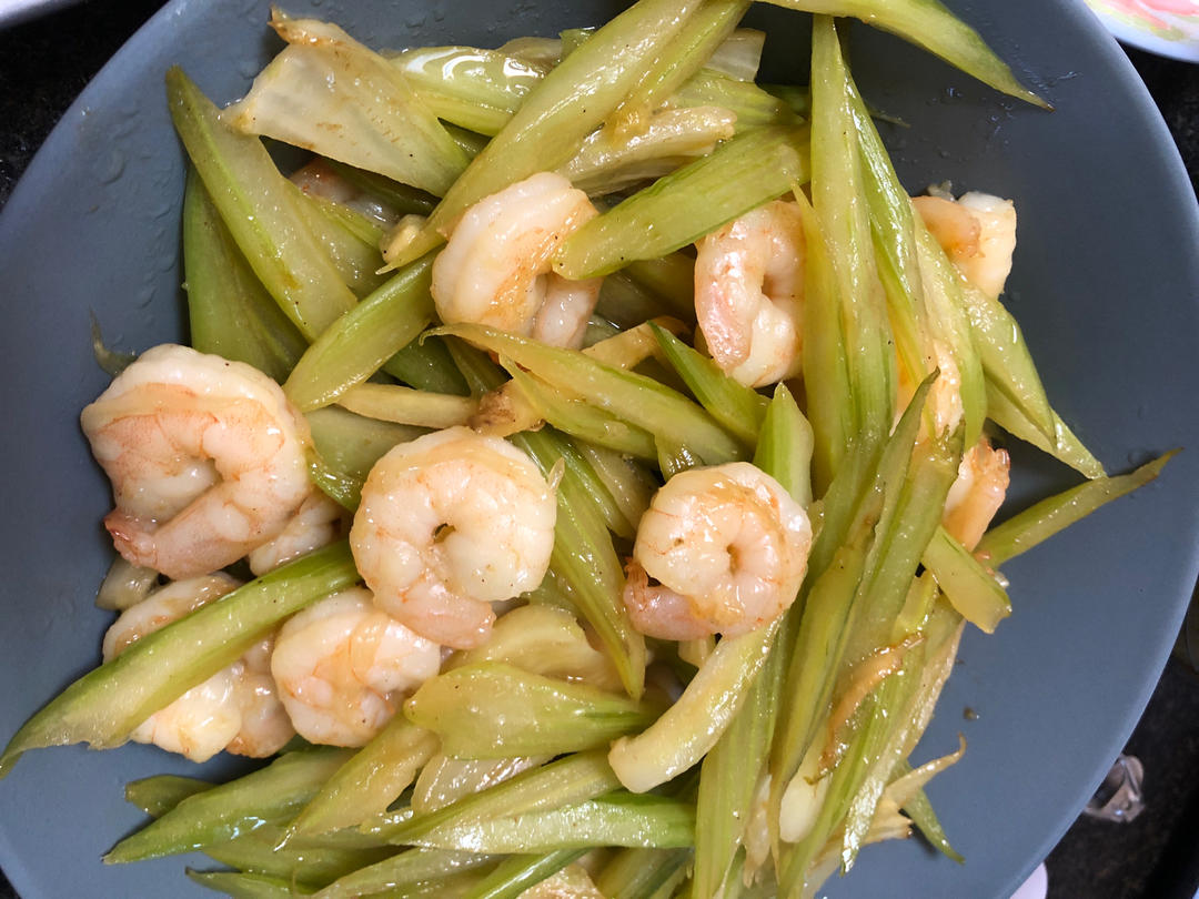 10分钟出锅的【西芹腰果炒虾仁】，清甜脆爽好吃不胖