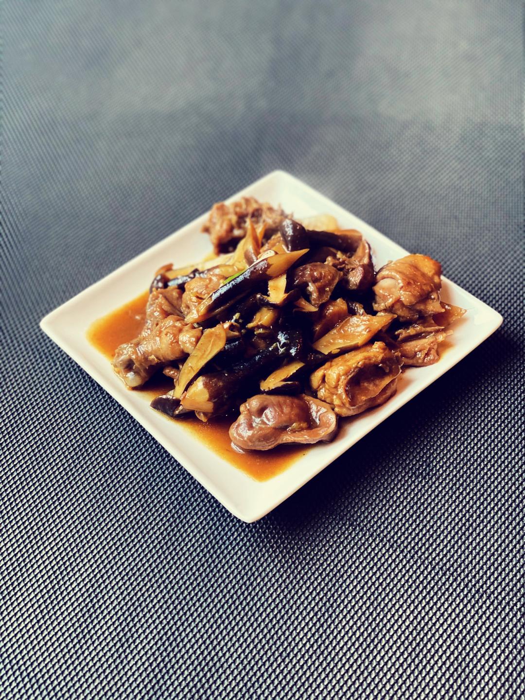 黑皮鸡枞菌炒滑鸡