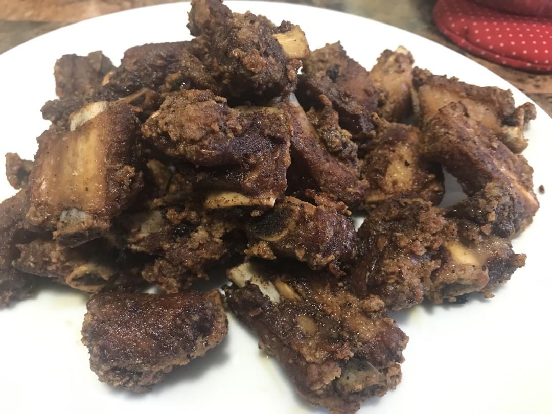 我家排骨从不红烧，加一些大蒜，出锅香喷喷，孩子吃完舔手指