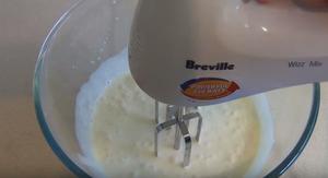 牛奶变裱花奶油的做法 步骤4