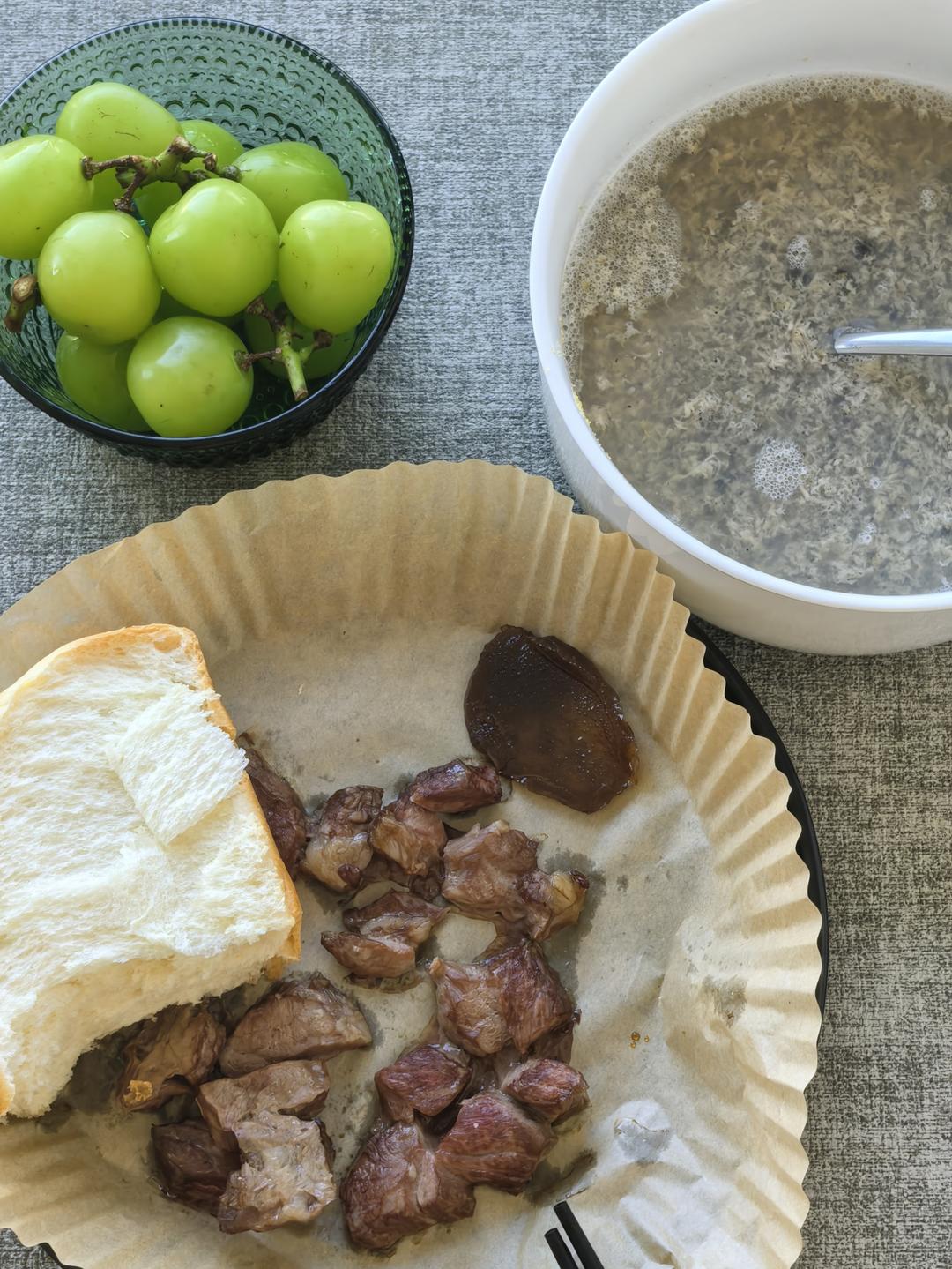 快手早餐～鸡蛋汤配牛肉面包的做法