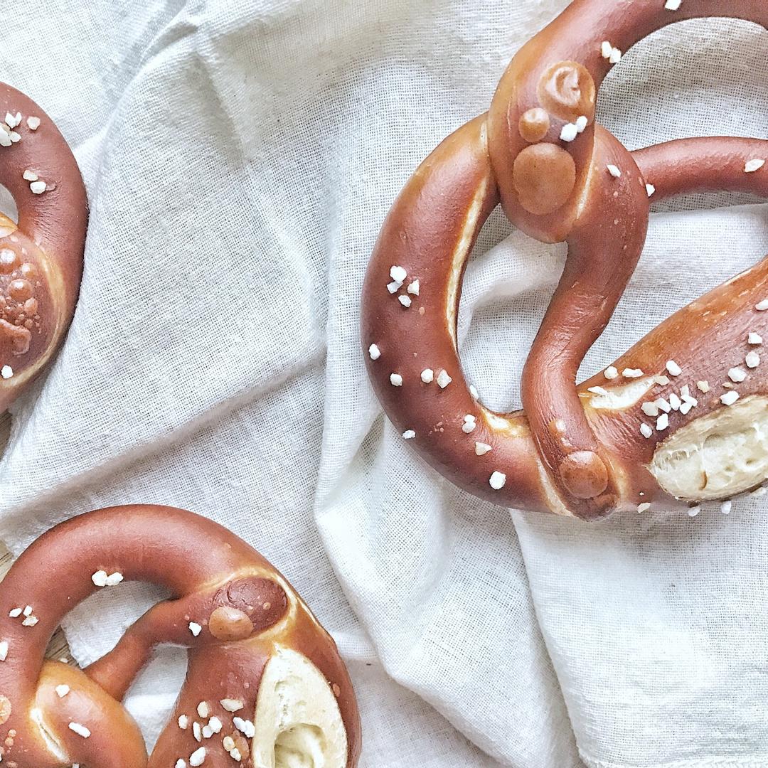 德国碱水面包Brezen（普雷节、巴伐利亚面包、扭结面包）