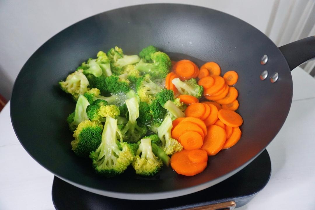 低卡饱腹又一餐西兰花🥦炒胡萝卜🥕的做法 步骤4