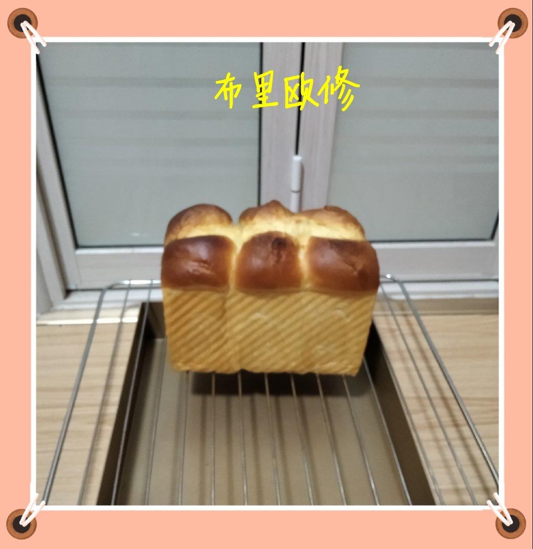 超级浓郁柔软的布里欧修吐司