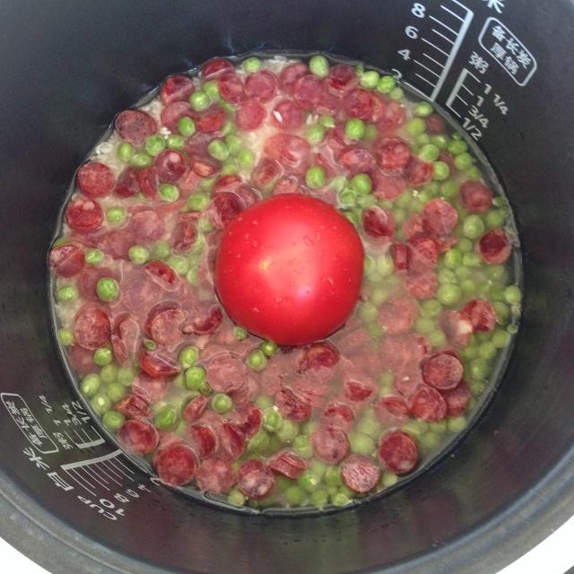 一个西红柿之青豆腊肠饭的做法