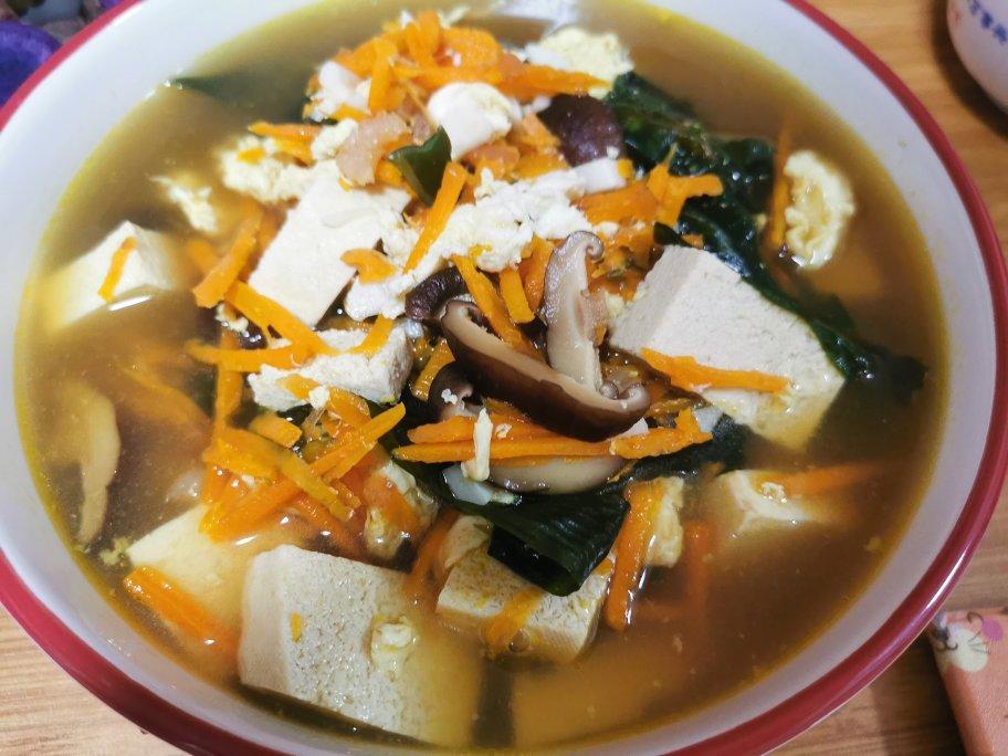 胡萝卜鸡腿菇香菇豆腐汤