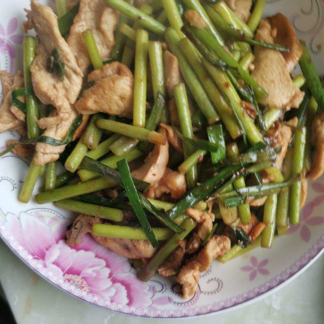 鸡胸肉炒蒜苔（简单又好吃）