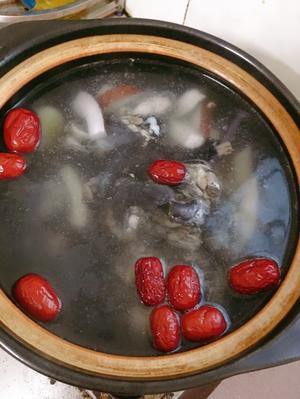 椰子乌鸡红枣薏米汤的做法 步骤3