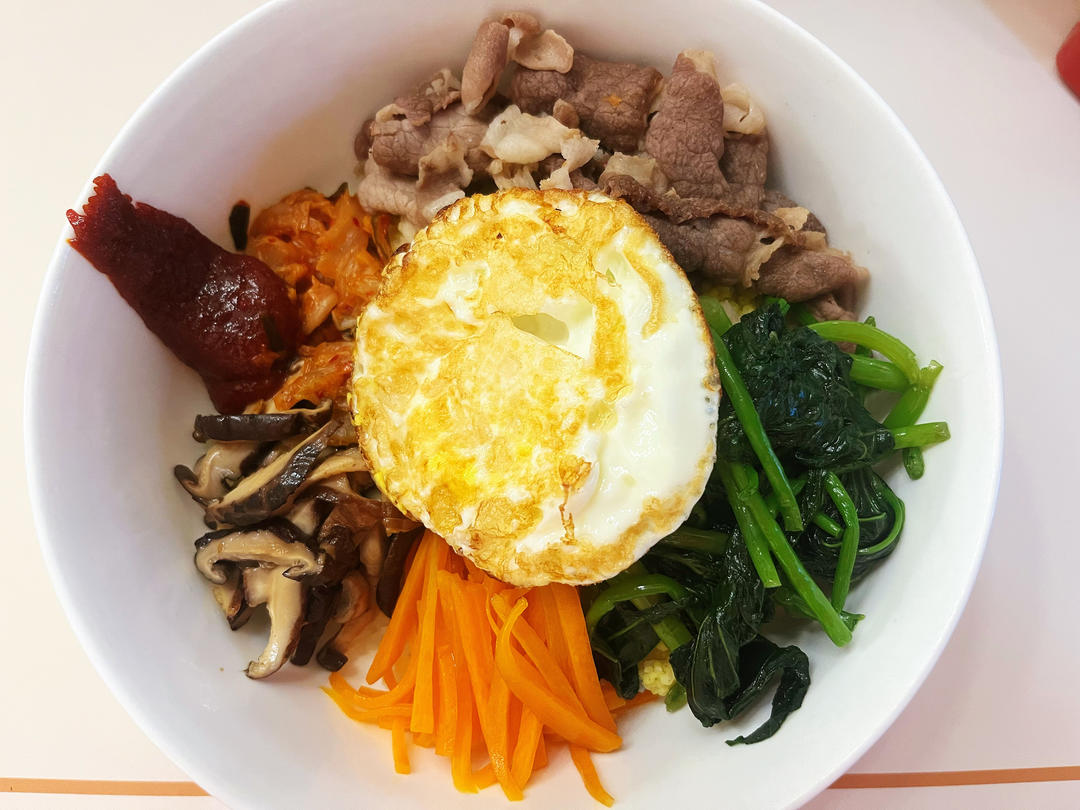 菜比饭多的韩式拌饭