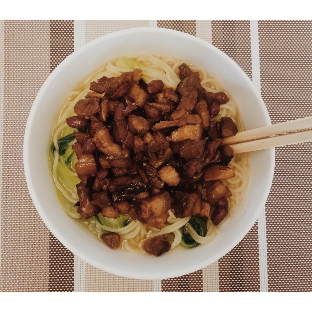 胡萝贝爱吃小兔兔做的香菇卤肉面