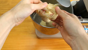 厨师机揉面分分钟出手套膜的做法 步骤7